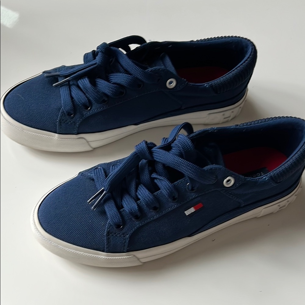 Tommy Hilfiger size 6 Navy Sneakers